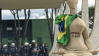 STF condena mulher que pichou estátua a 14 anos de prisão