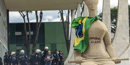 STF condena mulher que pichou estátua a 14 anos de prisão Imagem referente a STF condena mulher que pichou estátua a 14 anos de prisão
