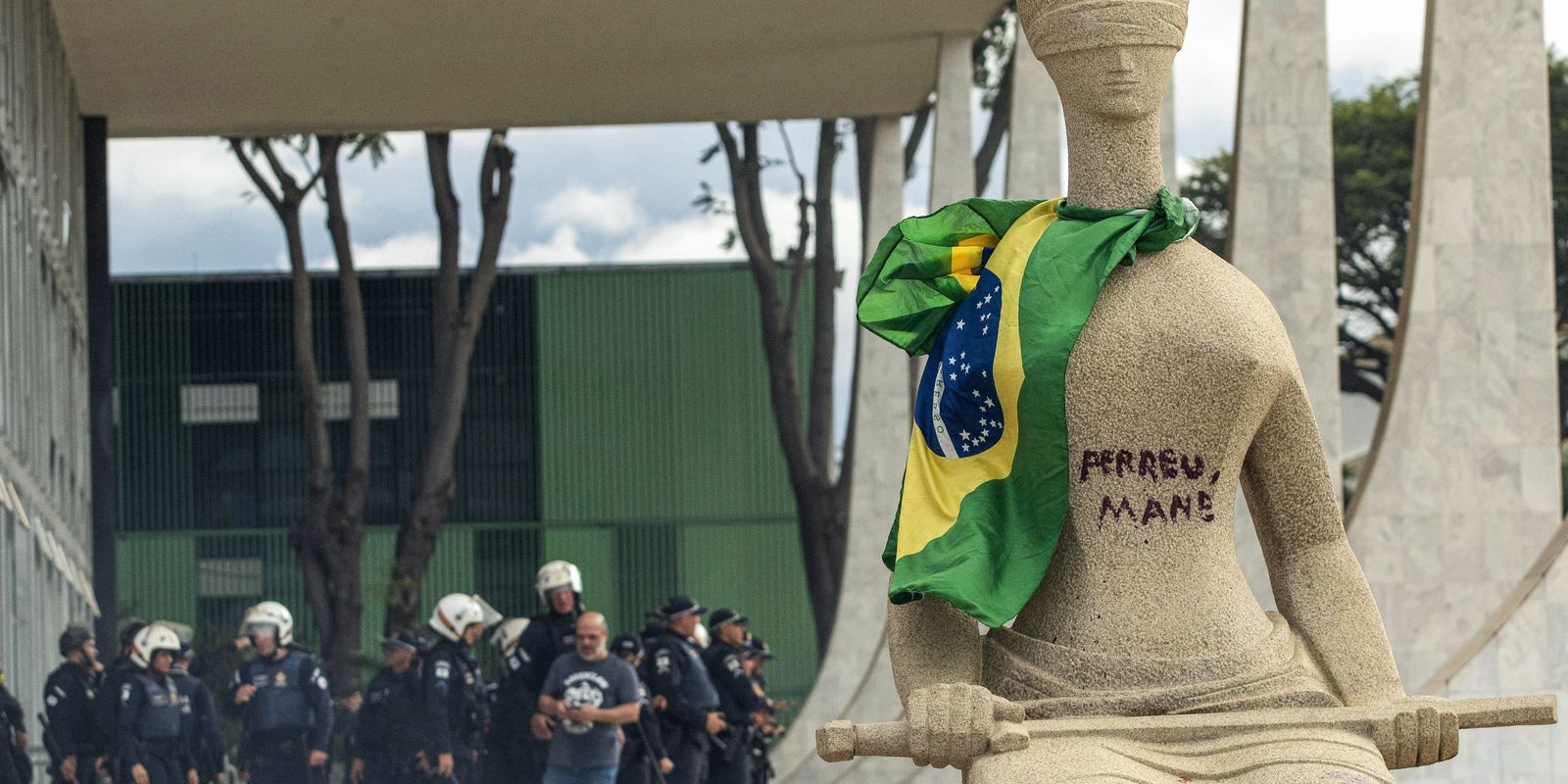 STF condena mulher que pichou estátua a 14 anos de prisão STF condena mulher que pichou estátua a 14 anos de prisão