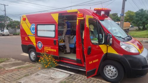 Idosa tropeça e cai na calçada no Bairro Guarujá Idosa tropeça e cai na calçada no Bairro Guarujá
