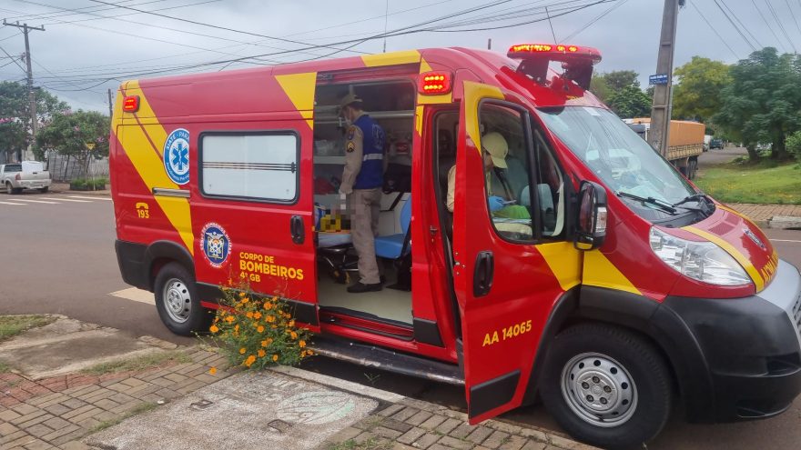 Idosa tropeça e cai na calçada no Bairro Guarujá