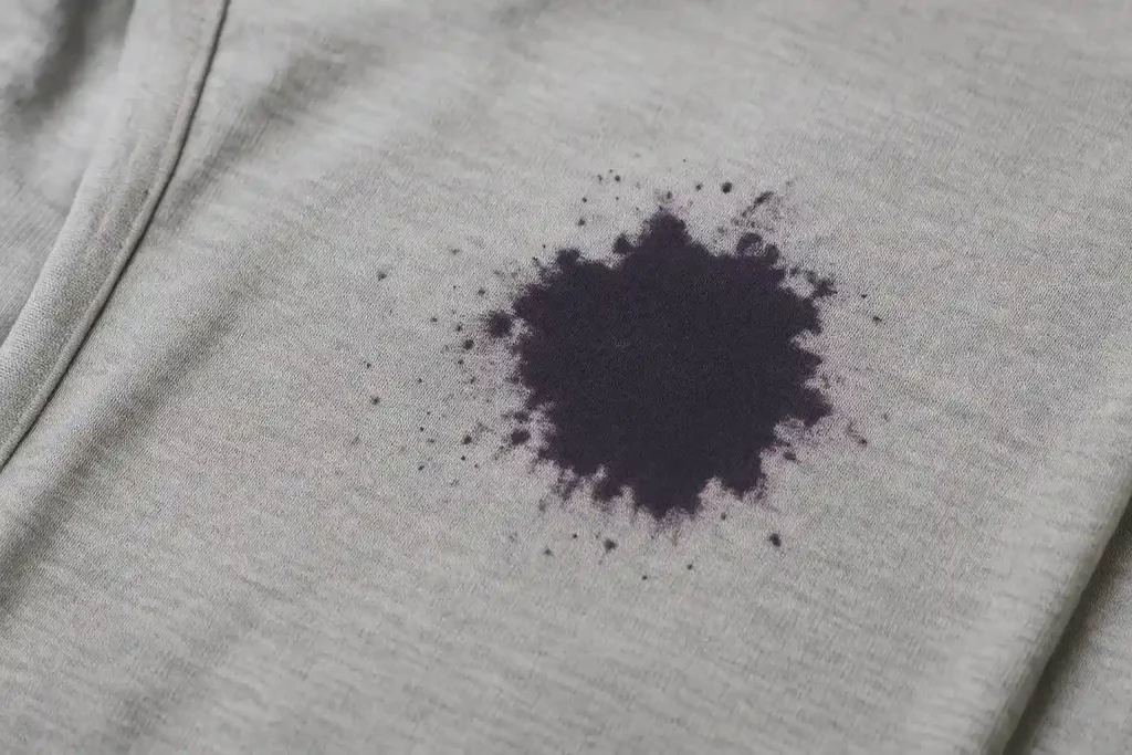 Como remover manchas de tinta das suas roupas em 2 passos simples