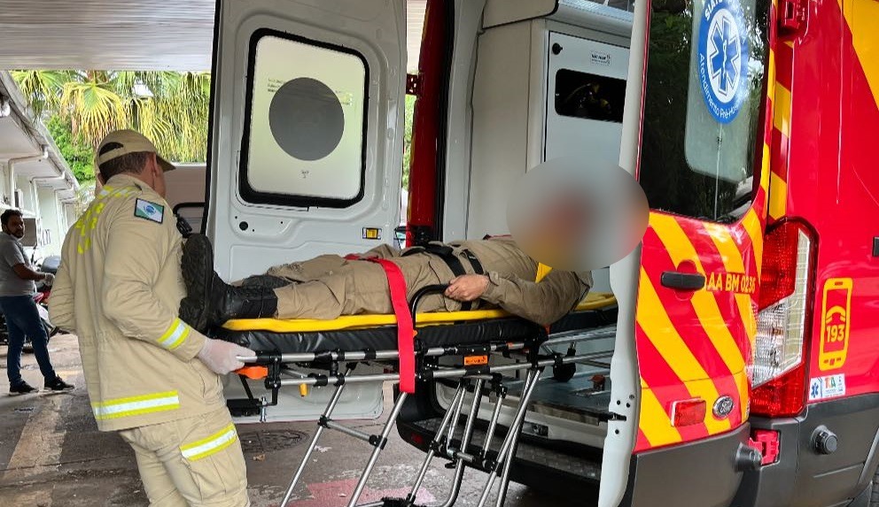 Policial militar sofre queda de moto ao ser fechado por veículo
