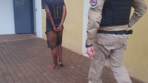Morador de rua faz ameaça de morte contra mulher no Centro Morador de rua faz ameaça de morte contra mulher no Centro