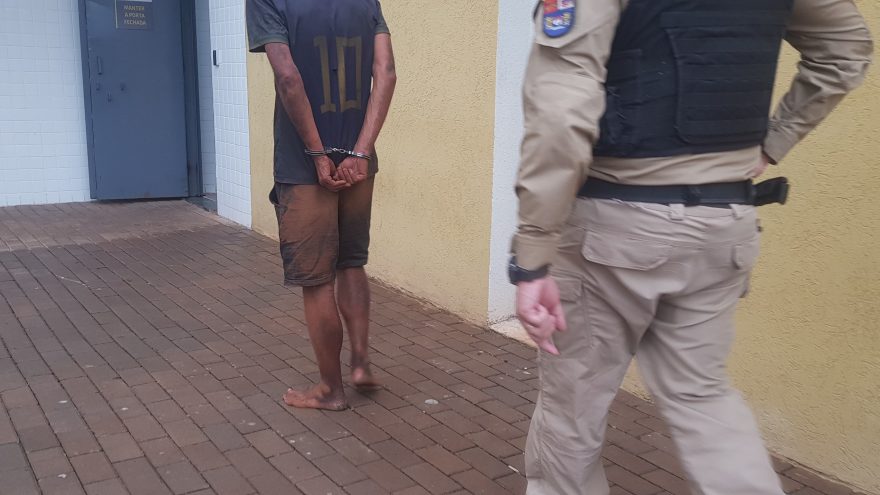 Morador de rua faz ameaça de morte contra mulher no Centro