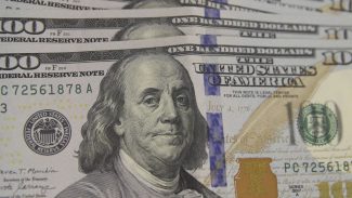 Dólar cai pela sexta vez seguida e fecha em R$ 5,68