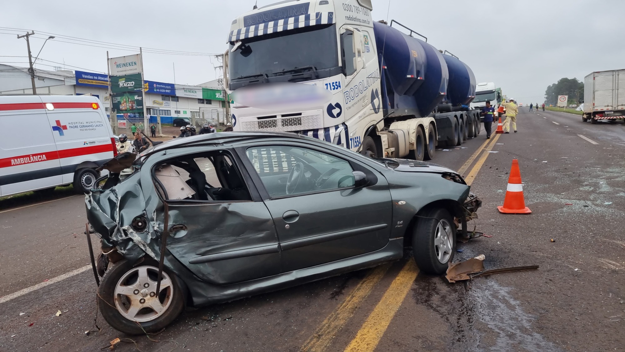 Motorista é ejetado de carro após colisão envolvendo 4 veículos na BR-277 em Cascavel
