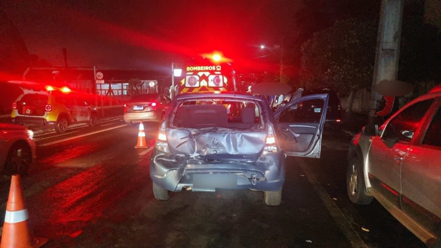 Mulher fica ferida em engavetamento envolvendo três veículos na Rua da Lapa