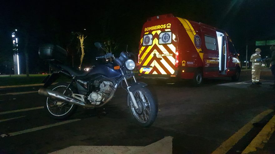 Rapaz cai de moto na Av. Brasil e ficam ferido