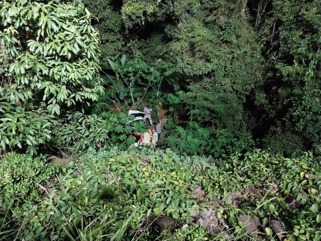 Carro sai da pista e cai em ribanceira na PR-180