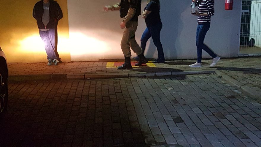 “Bonitão” é levado à delegacia junto com a mulher e suposta amante, após briga no Centro