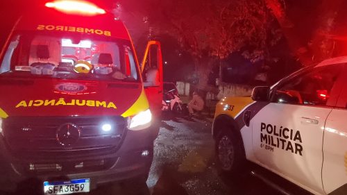 Mulher sofre queda de moto em frente ao batalhão da PM em Cascavel Mulher sofre queda de moto em frente ao batalhão da PM em Cascavel