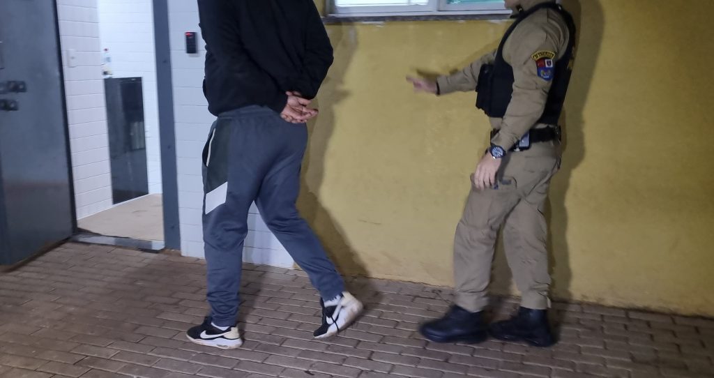 Condutor embriagado é preso após colidir em carro estacionado no centro de Cascavel