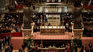Funeral e sepultamento do papa Francisco são realizados neste sábado