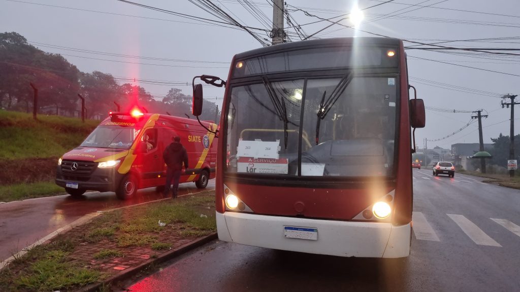 Jovem fica ferida após bater a cabeça dentro de ônibus em Cascavel