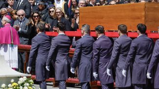 No Vaticano, Lula diz que papa fez história ao combater desigualdades