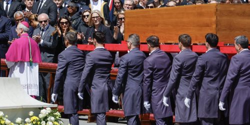 Imagem referente a No Vaticano, Lula diz que papa fez história ao combater desigualdades