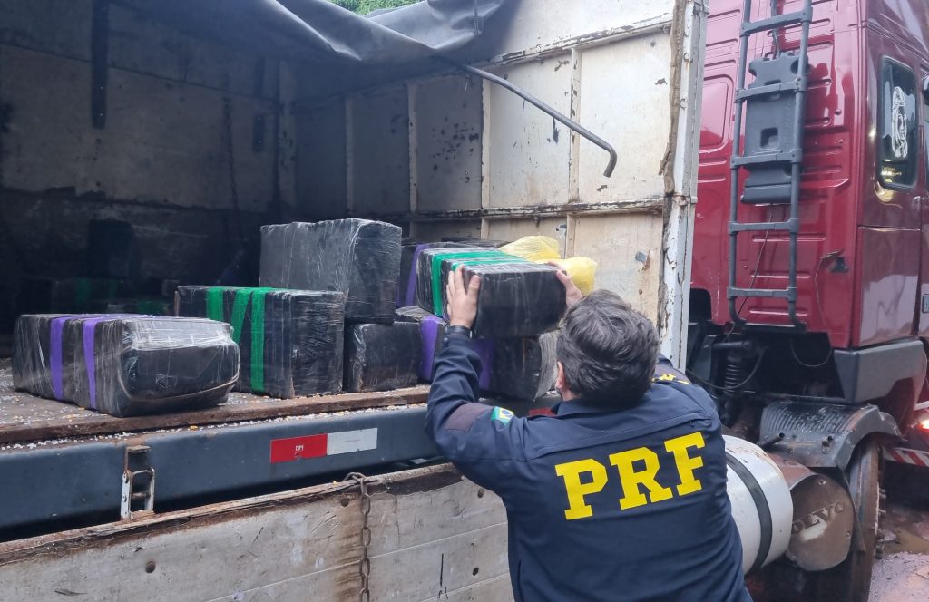 PRF intercepta carreta carregada de maconha após perseguição na BR-277 em Cascavel