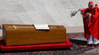 Corpo de papa Francisco é sepultado na Basílica de Santa Maria Maior