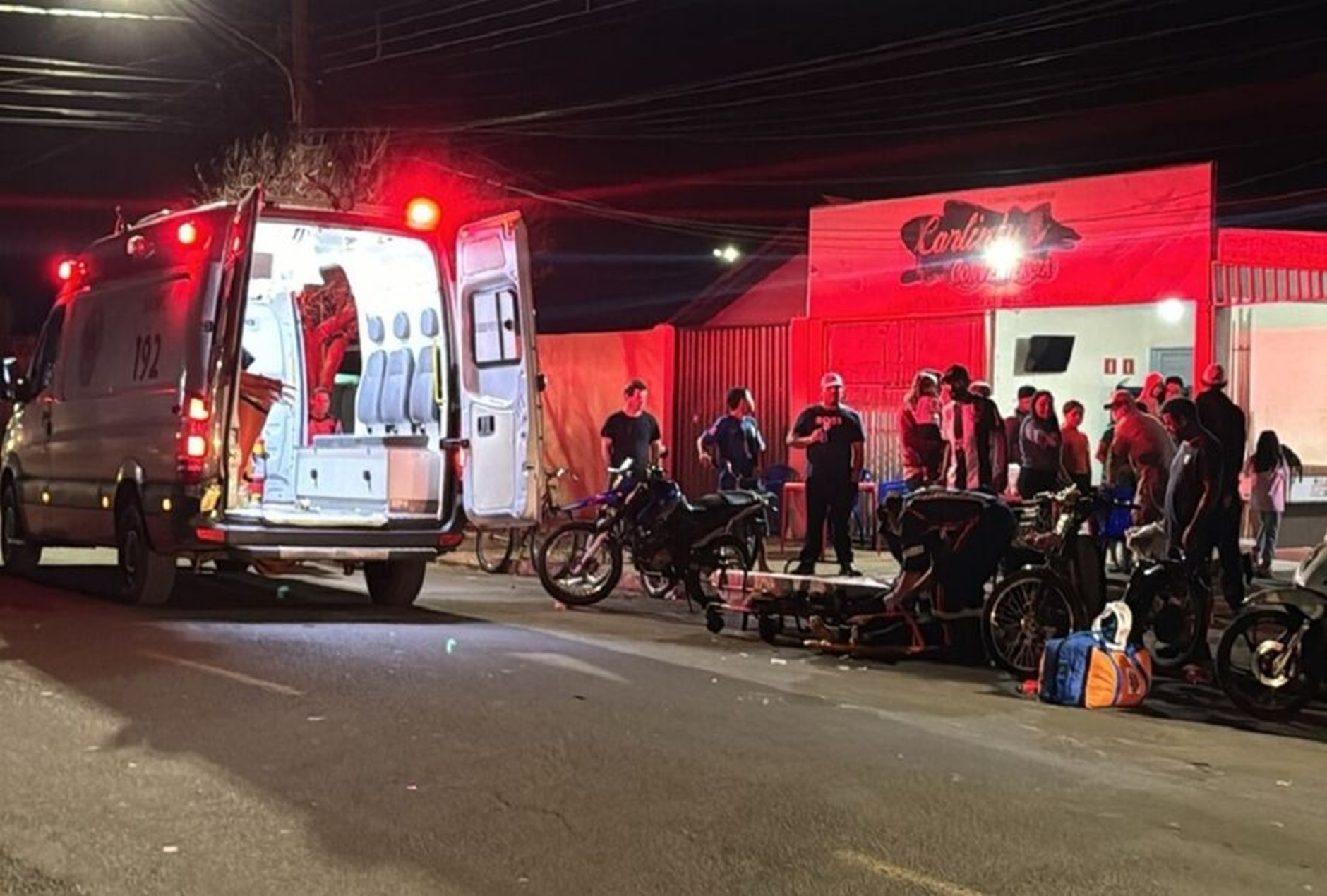Moto em alta velocidade atinge mulher e criança Moto em alta velocidade atinge mulher e criança