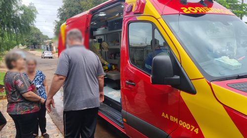 Homem cai e bate a cabeça ao lavar a calçada no Floresta Homem cai e bate a cabeça ao lavar a calçada no Floresta