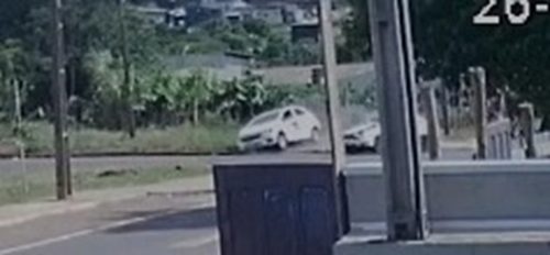 Veículo Onix quase capota ao ser atingido por Golf no Santo Onofre Veículo Onix quase capota ao ser atingido por Golf no Santo Onofre