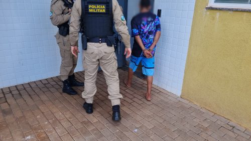 Moradores encontram casa arrombada, vão atrás de suspeito e localizam itens furtados Moradores encontram casa arrombada, vão atrás de suspeito e localizam itens furtados