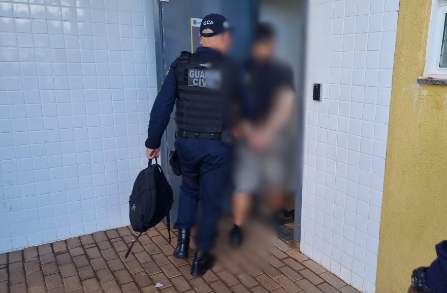 Adolescente de 17 anos é apreendido pela GCP após ser flagrado pichando a biblioteca pública de Cascavel