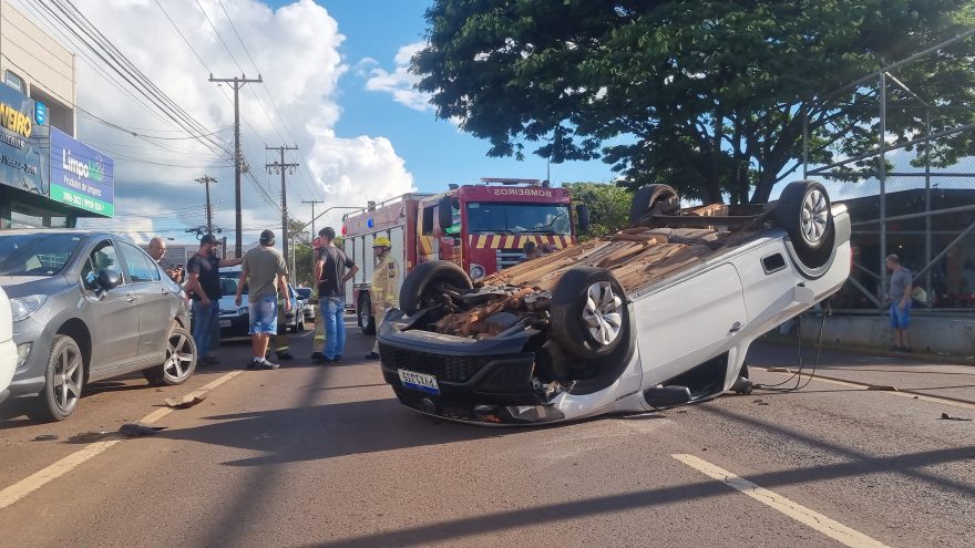 Após bater em Peugeot estacionado, Saveiro capota na Avenida Tancredo Neves