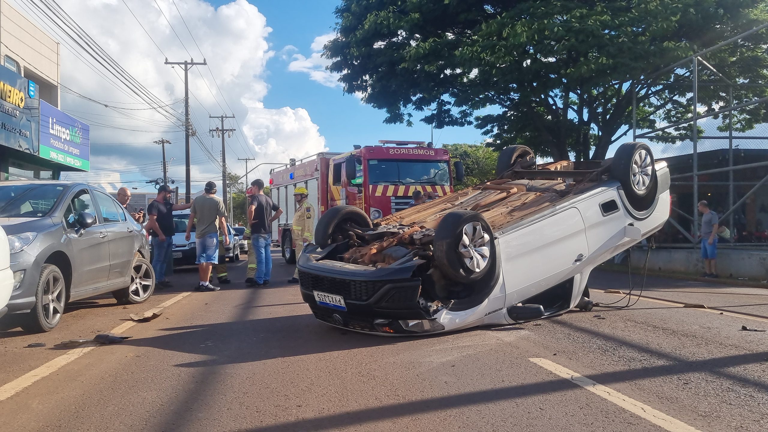 Após bater em Peugeot estacionado, Saveiro capota na Avenida Tancredo Neves