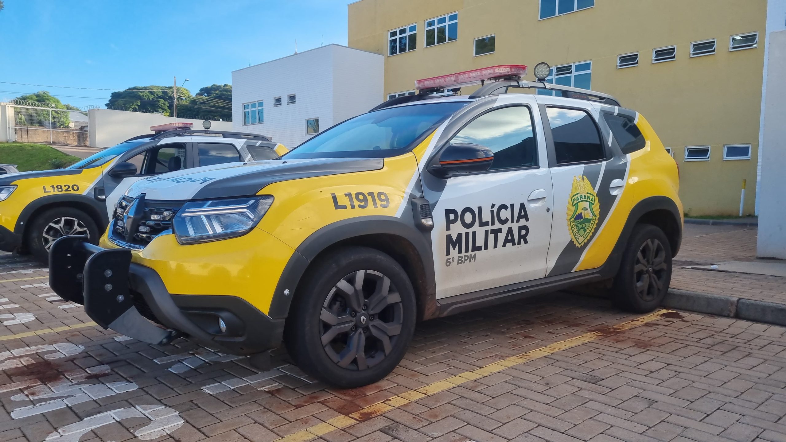 Filha chama a Polícia Militar após mãe se trancar no quarto para não apanhar do companheiro