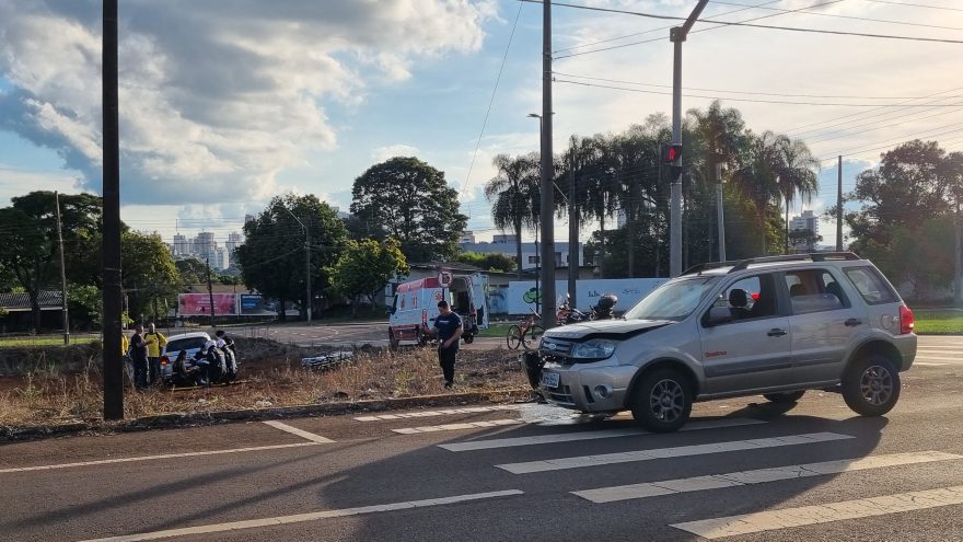 Gol sai da pista e para no meio de lote após colisão com Ecosport na Avenida Barão do Rio Branco