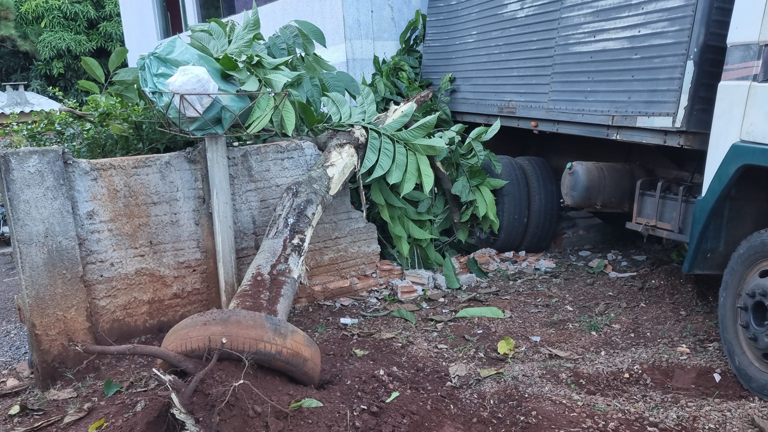 Caminhão desce a rua desgovernado invade residência no Bairro Periolo