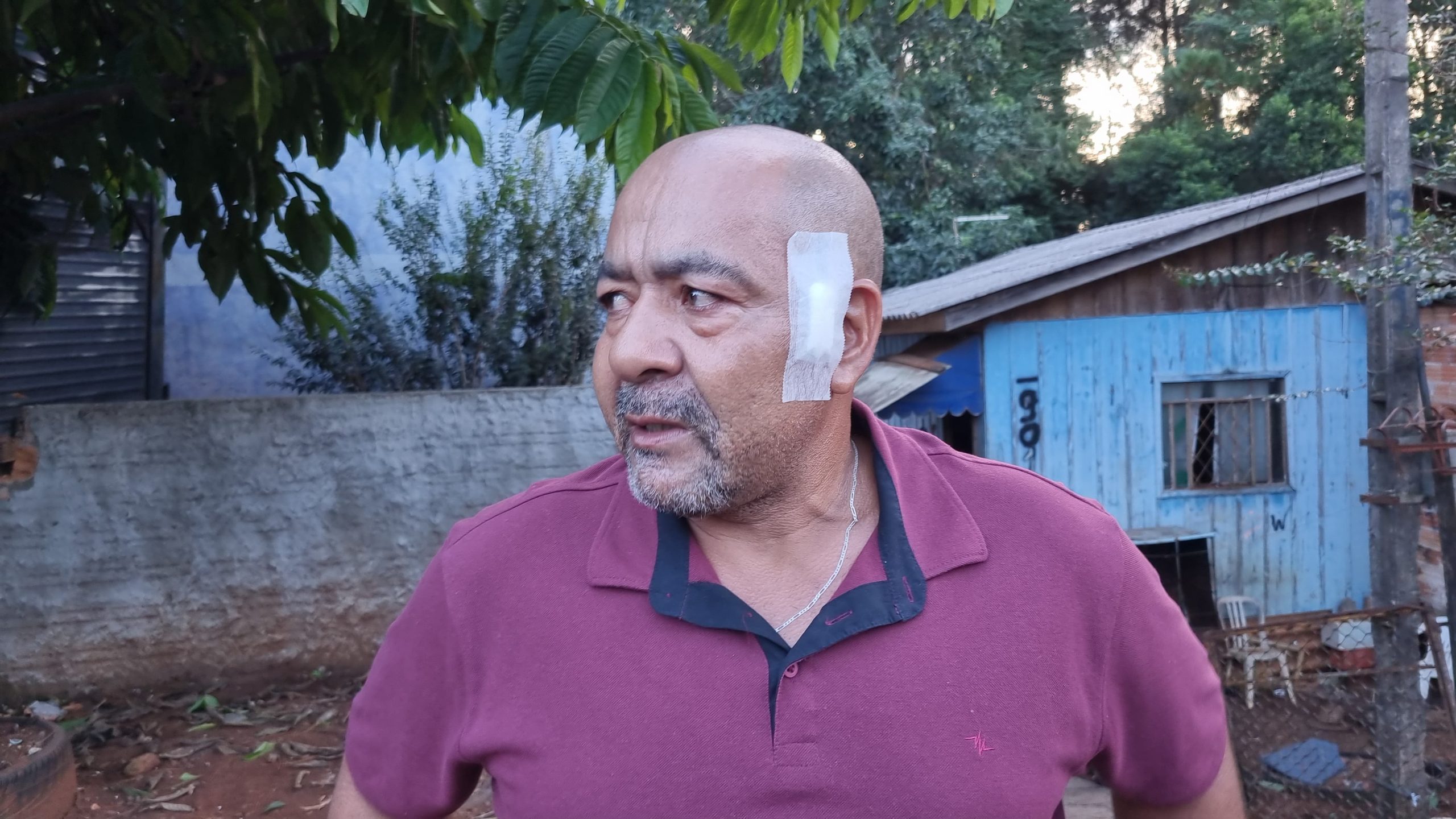 Morador fala sobre susto após caminhão descer a via desgovernado e atingir residência