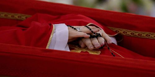 Argentina se despede do papa Francisco com “abraço simbólico” em missa Imagem referente a Argentina se despede do papa Francisco com “abraço simbólico” em missa