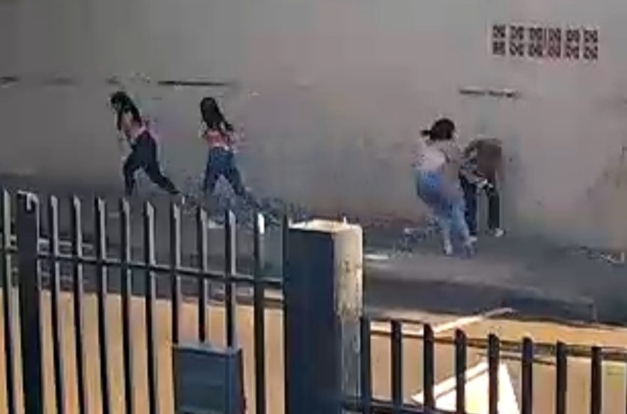 Vídeos: Armadas com canivete e vassoura, adolescentes armam emboscada e atacam jovem em festa