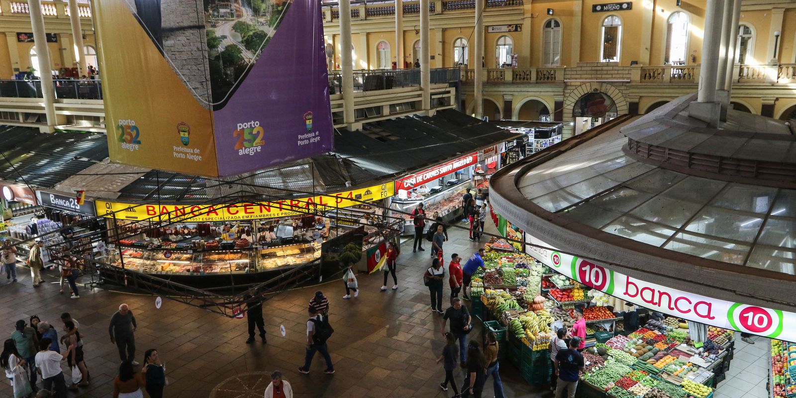 Após um ano, centro de Porto Alegre tenta virar página das inundações