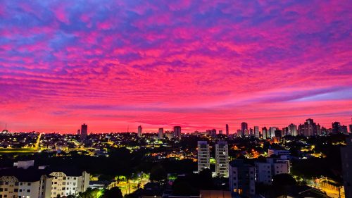 Céu amanhece cor de algodão doce do cano de PVC do tiozinho vendedor, mas a magia dura pouco tempo que a chuva vem aí! Céu amanhece cor de algodão doce do cano de PVC do tiozinho vendedor, mas a magia dura pouco tempo que a chuva vem aí!