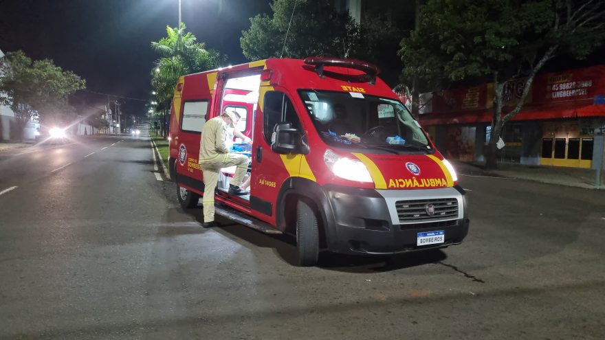 Dois ficam feridos após queda de moto na Avenida Brasil