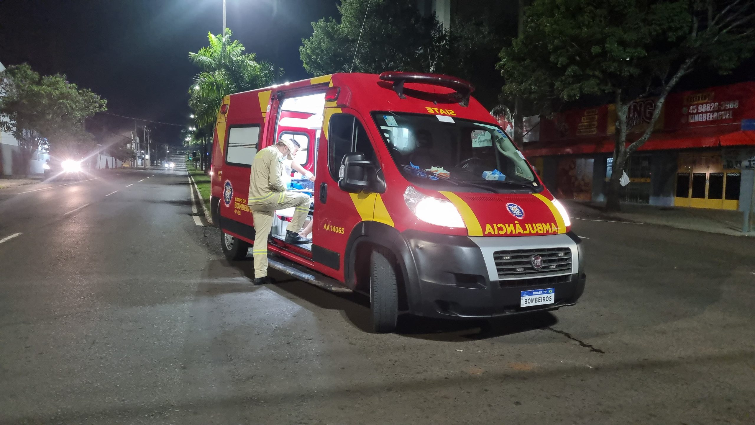 Dois ficam feridos após queda de moto na Avenida Brasil