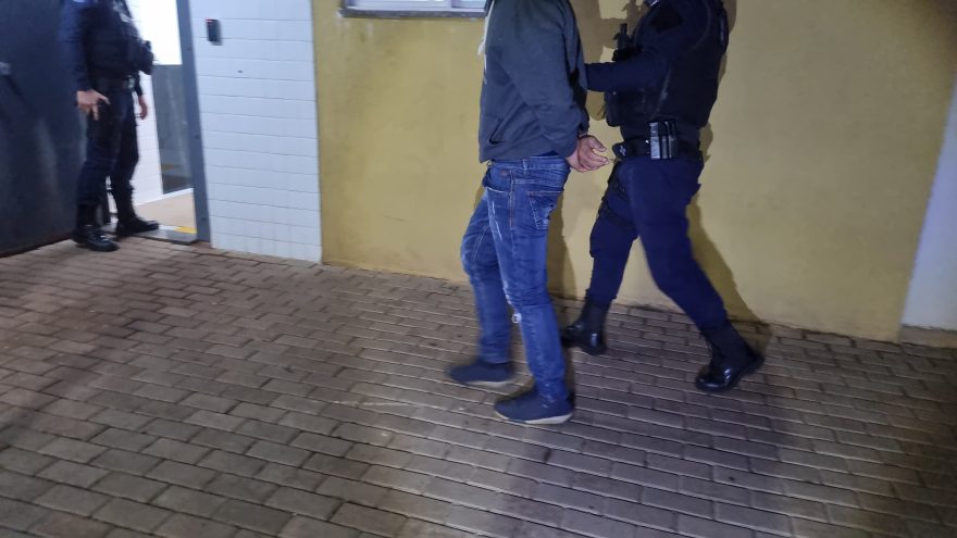 Homem é preso pela Guarda Municipal após bater na esposa no bairro Santa Felicidade