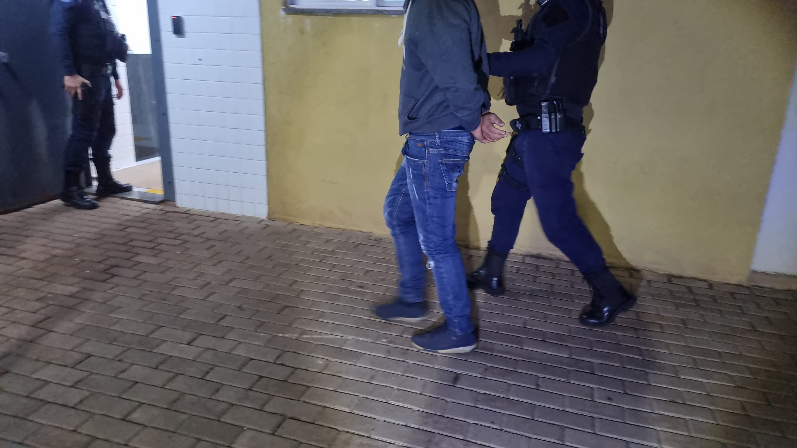 Homem é preso pela Guarda Municipal após bater na esposa no bairro Santa Felicidade
