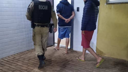 Dois homens são presos com drogas no bairro Santa Cruz durante ação da Rocam Dois homens são presos com drogas no bairro Santa Cruz durante ação da Rocam