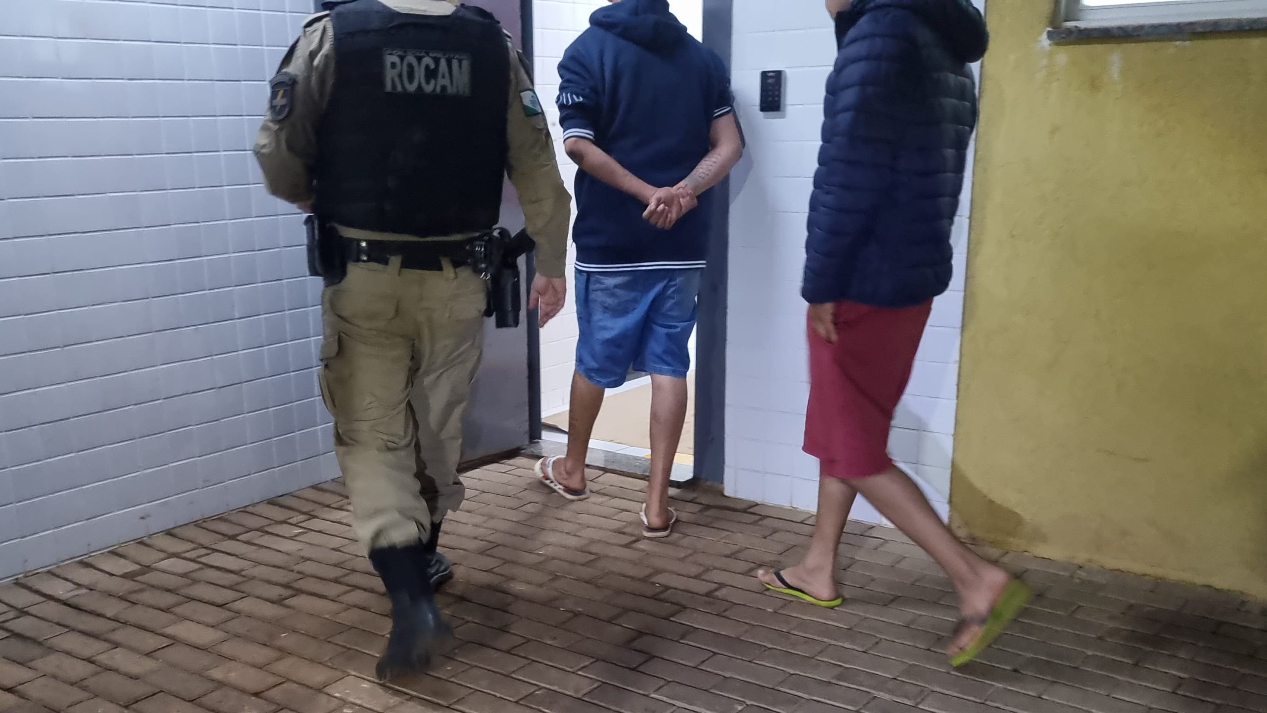 Dois homens são presos com drogas no bairro Santa Cruz durante ação da Rocam