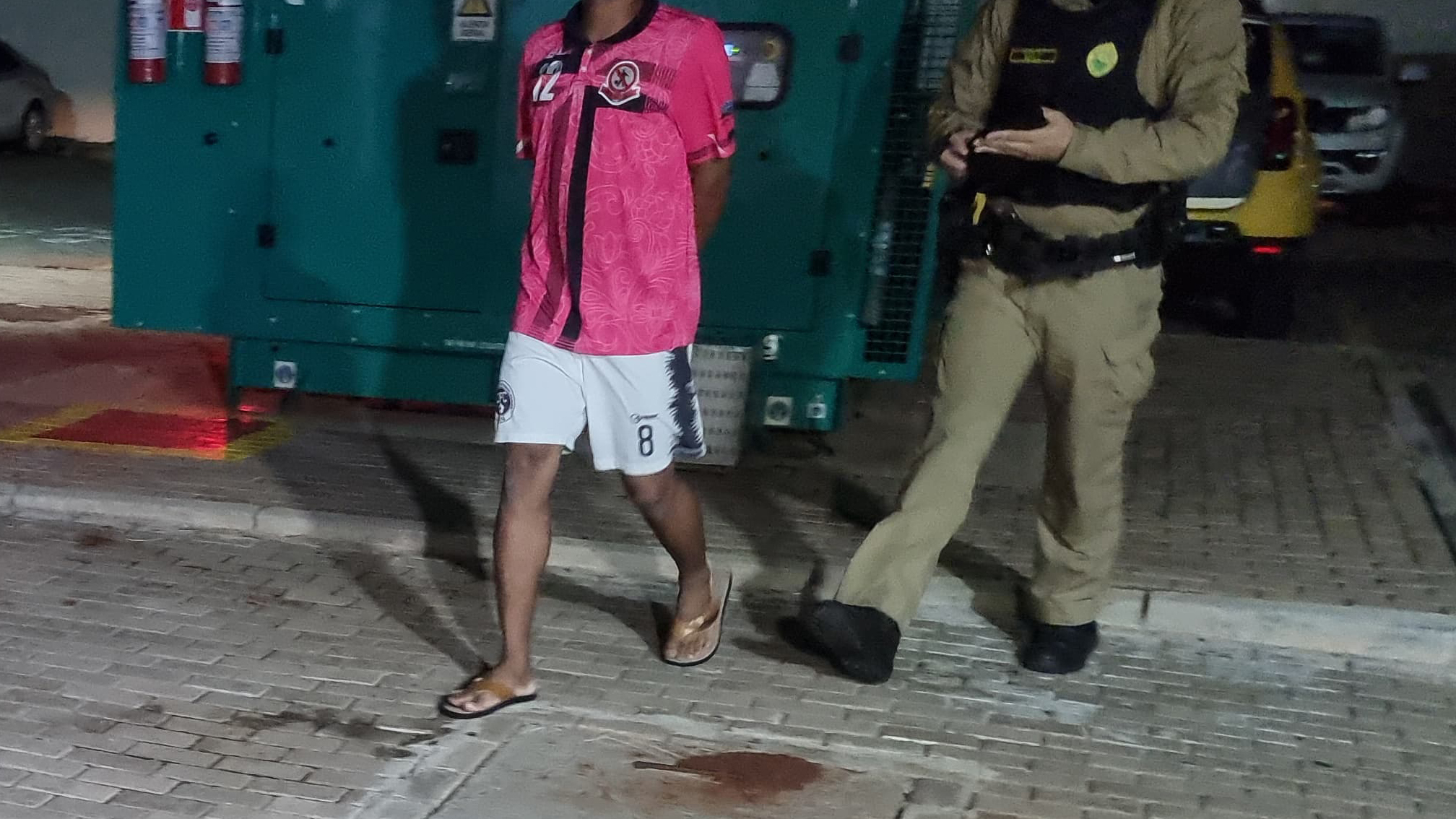 Em posse de faca, homem ameaça a própria esposa de morte no bairro Universitário