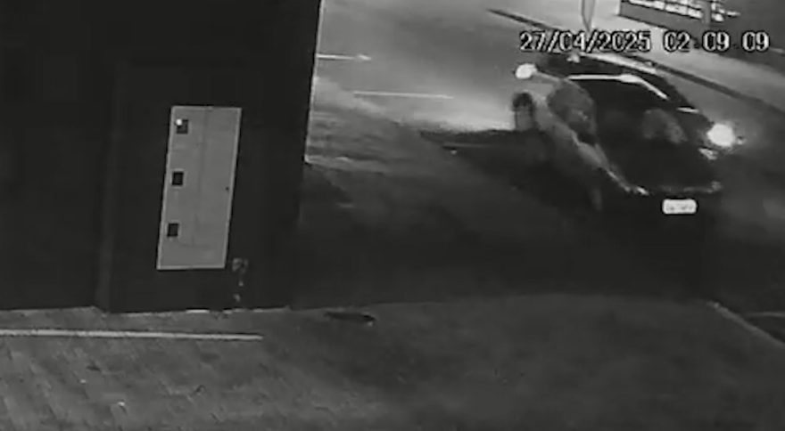 HB20 bate em Corsa estacionado, atravessa a rua e atinge estrutura de posto de combustíveis