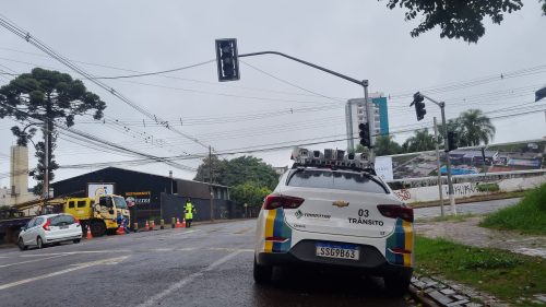 Semáforo desligado complica trânsito no Centro de Cascavel Semáforo desligado complica trânsito no Centro de Cascavel
