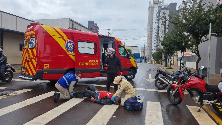 Entregadora fica ferida após acidente de trânsito na Travessa Cristo Rei, no Centro de Cascavel