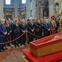 Imagem referente a “Perdemos um dos líderes mais importantes”, diz Lula sobre Papa Francisco