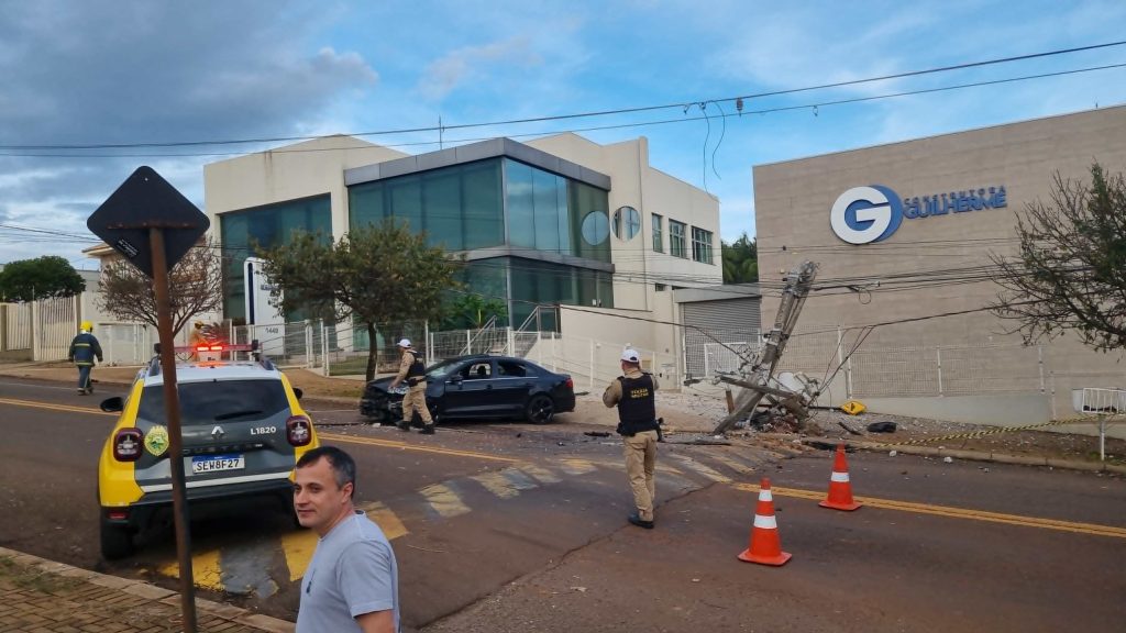Carro atinge poste na Rua Manaus e motorista abandona o veículo no local